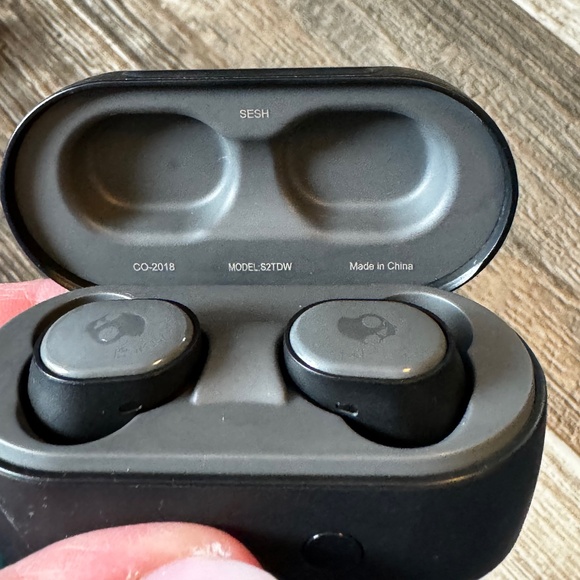 Skullcandy bluetooth wireless head phones. - Picture 5 of 5